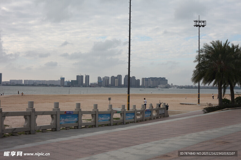 海滨城市空旷的休闲步道