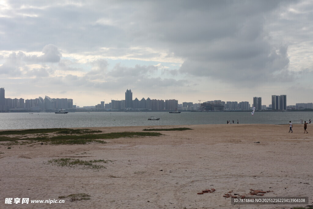 城市边的沙滩与天际线