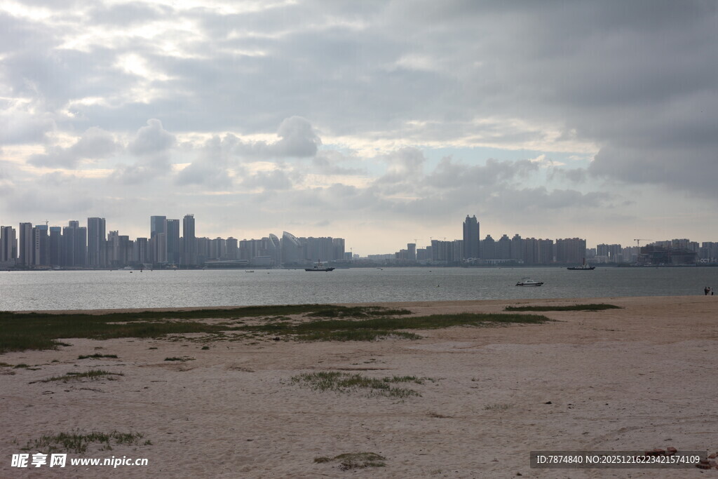 城市天际线与开阔滩涂景观