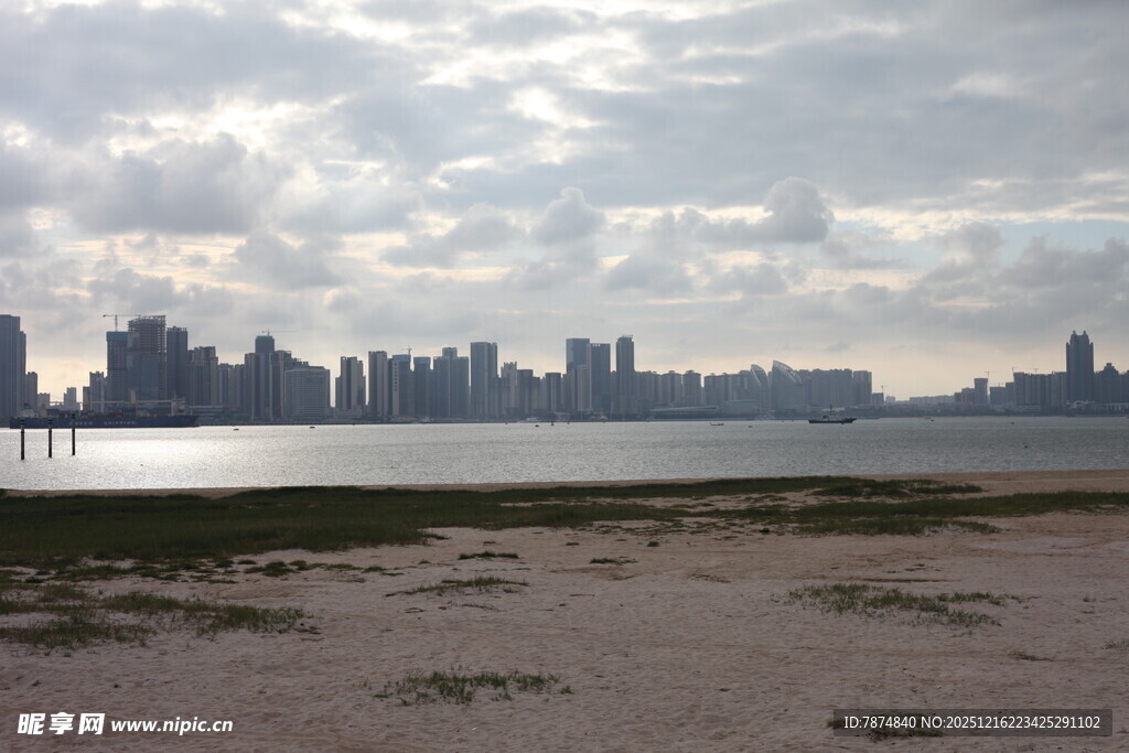 城市天际线与开阔水域景观