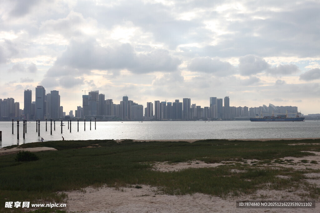 城市天际线与水边景致