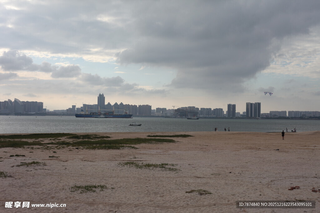 海滨城市阴天景象