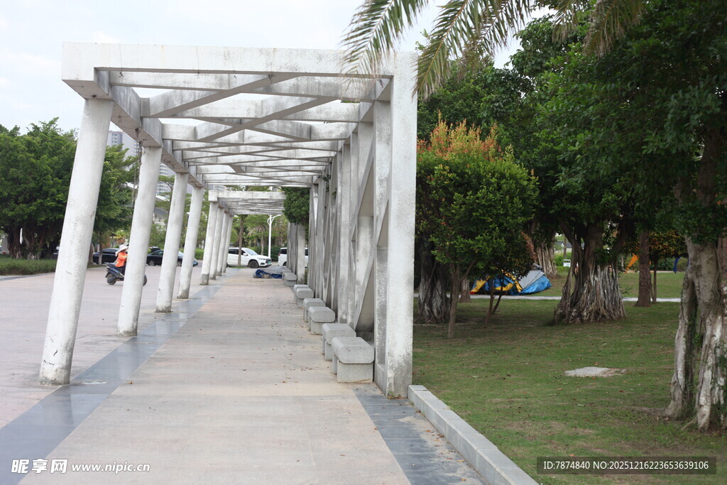 户外白色廊架休闲步道
