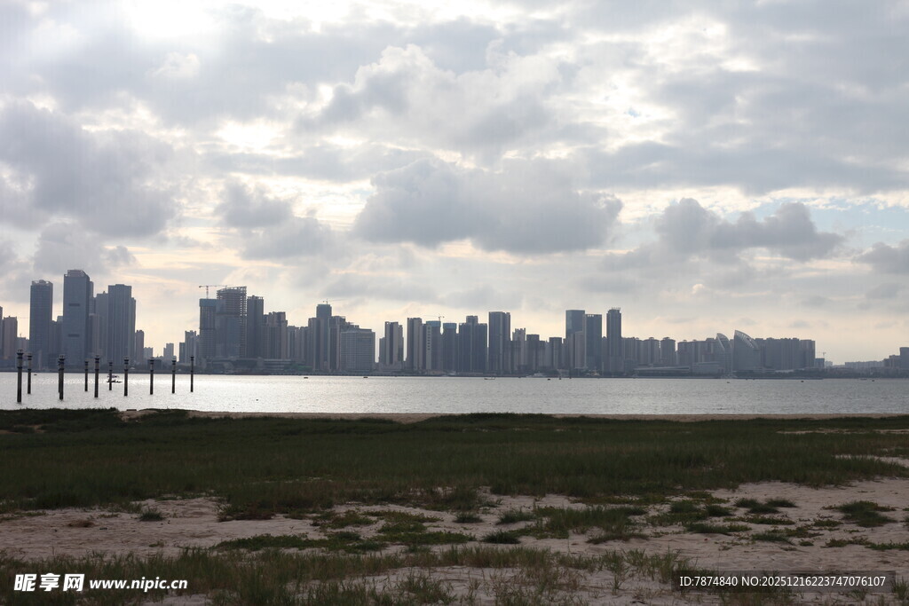 城市天际线与水边景致