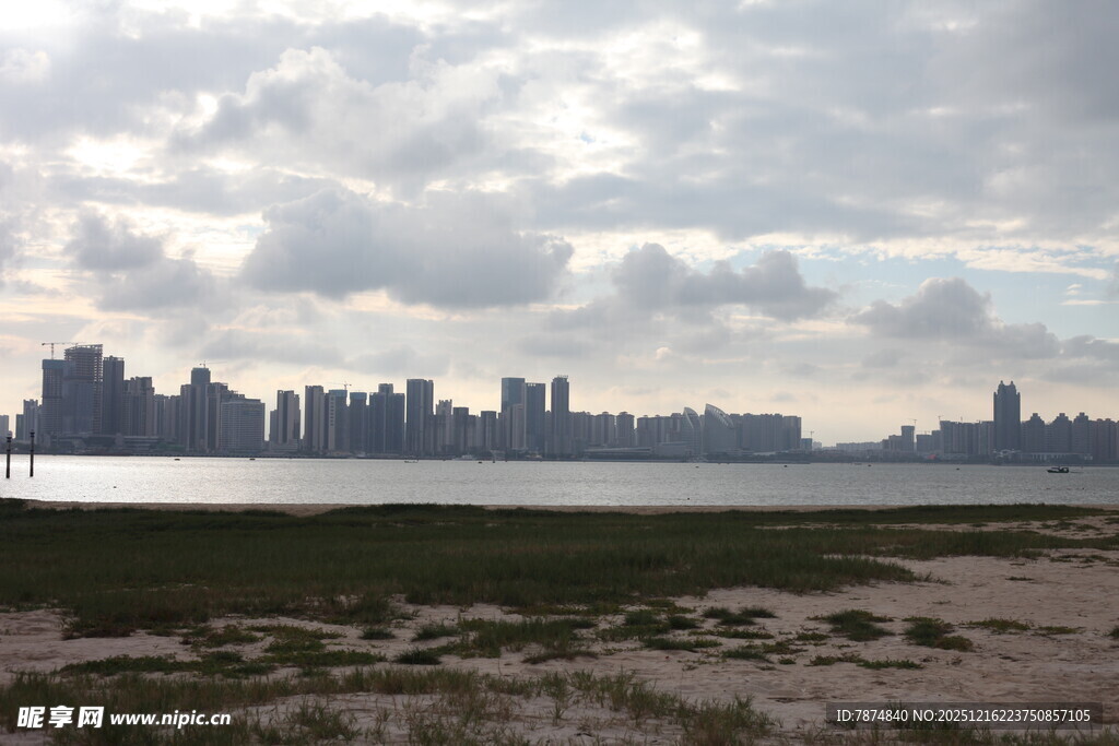 海滨城市天际线景观