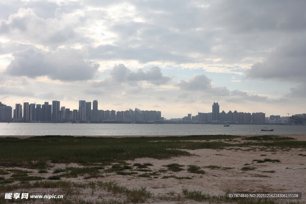 城市远景与开阔草地景观