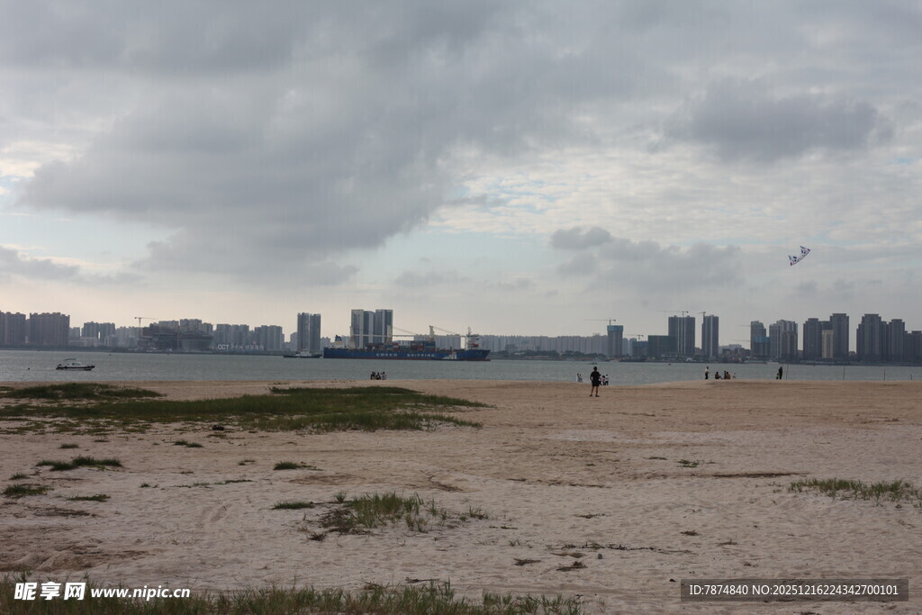 阴天城市边的空旷沙地景观