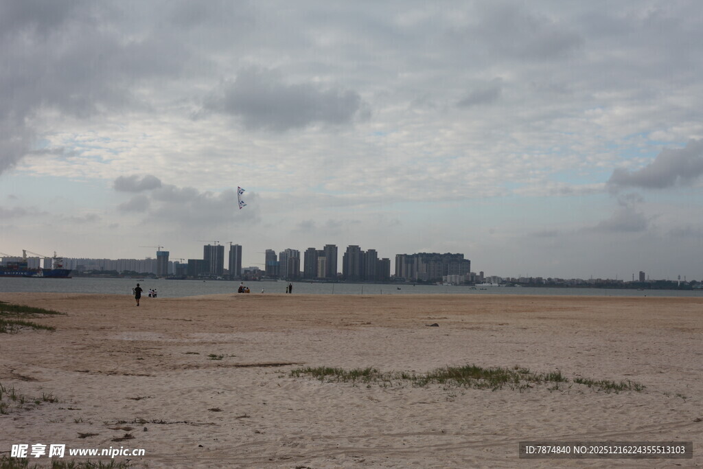 海滨城市远景沙滩景观