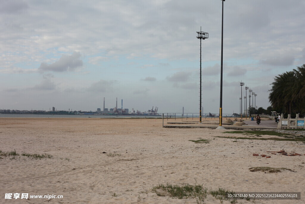 海边空旷沙地与远处景象