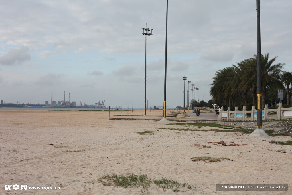 空旷沙滩与远处景致