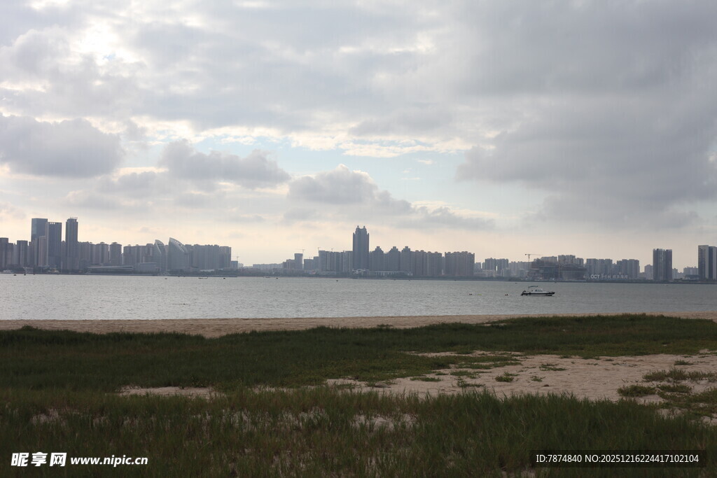 城市边缘的开阔风景