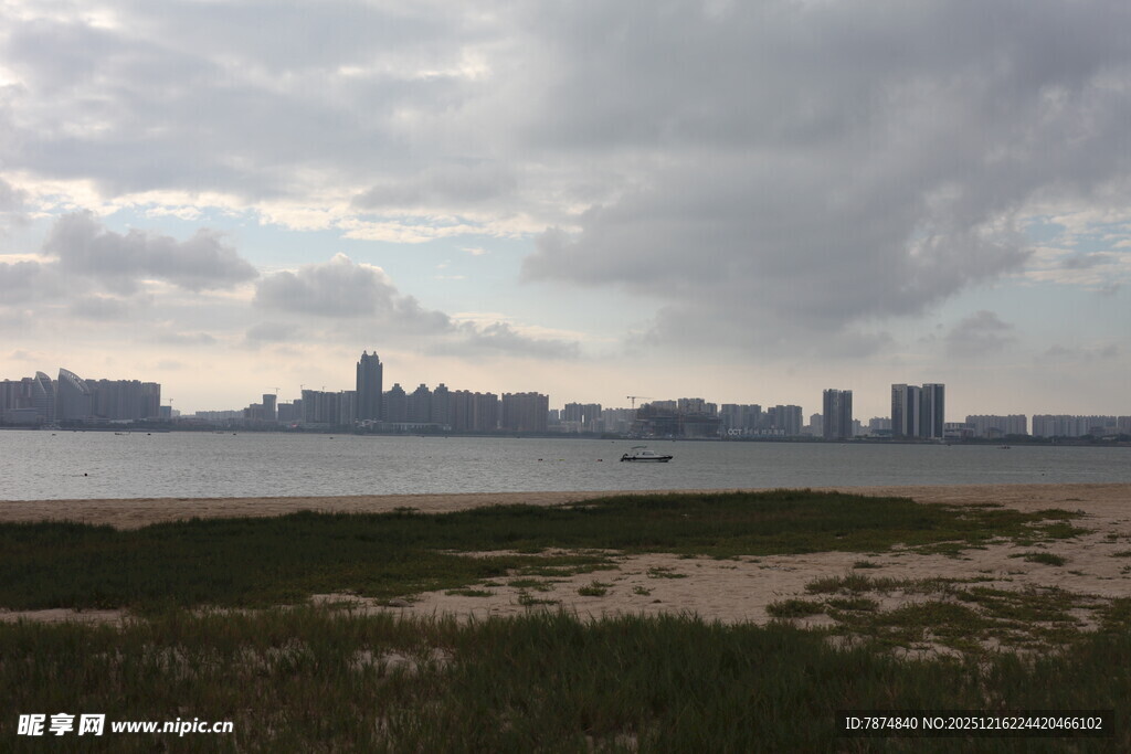 海滨城市天际线景观