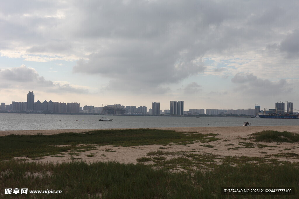 海滨城市风光远眺