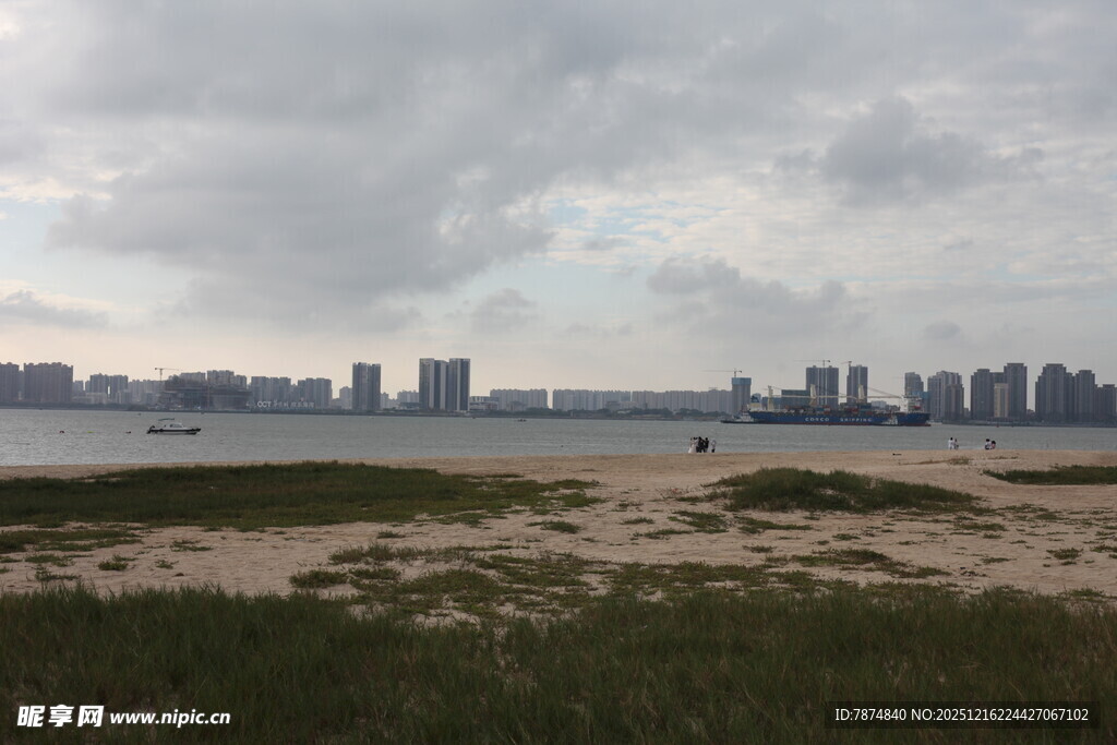 城市边缘的开阔河岸风光