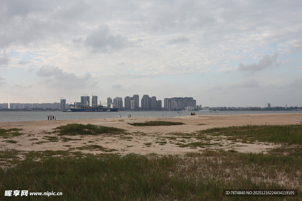 海滨城市远景与沙滩景观