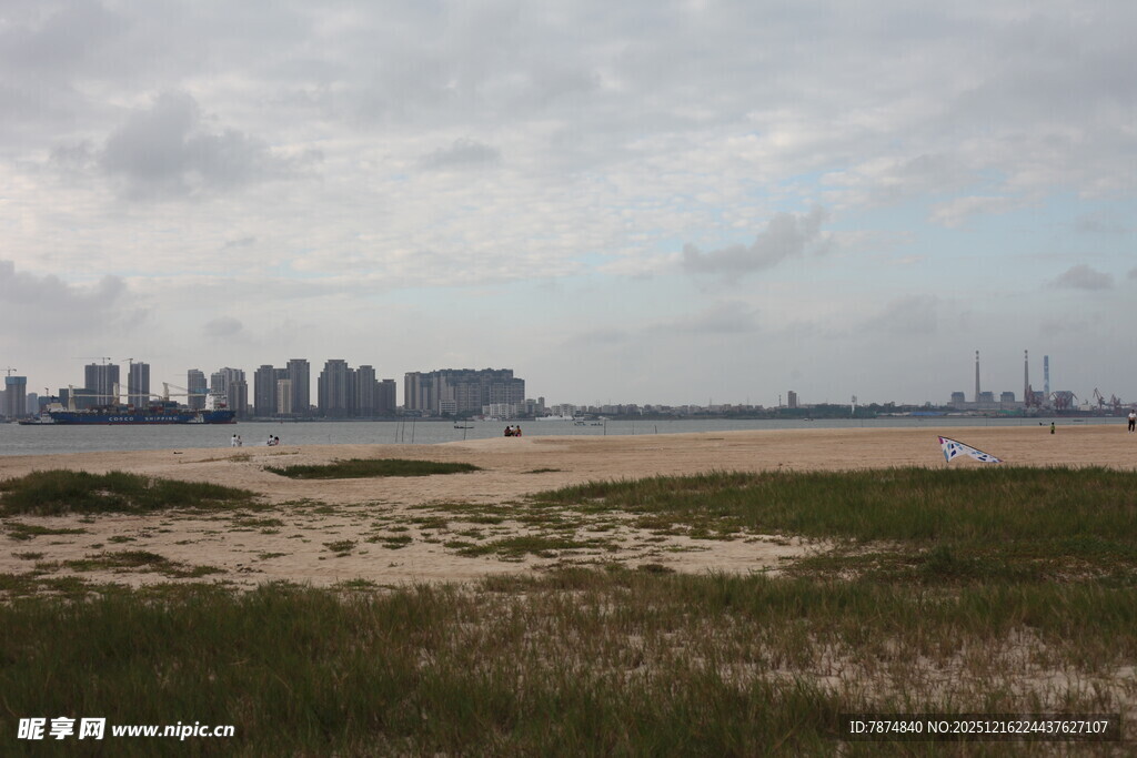 海滨城市远景与开阔草地