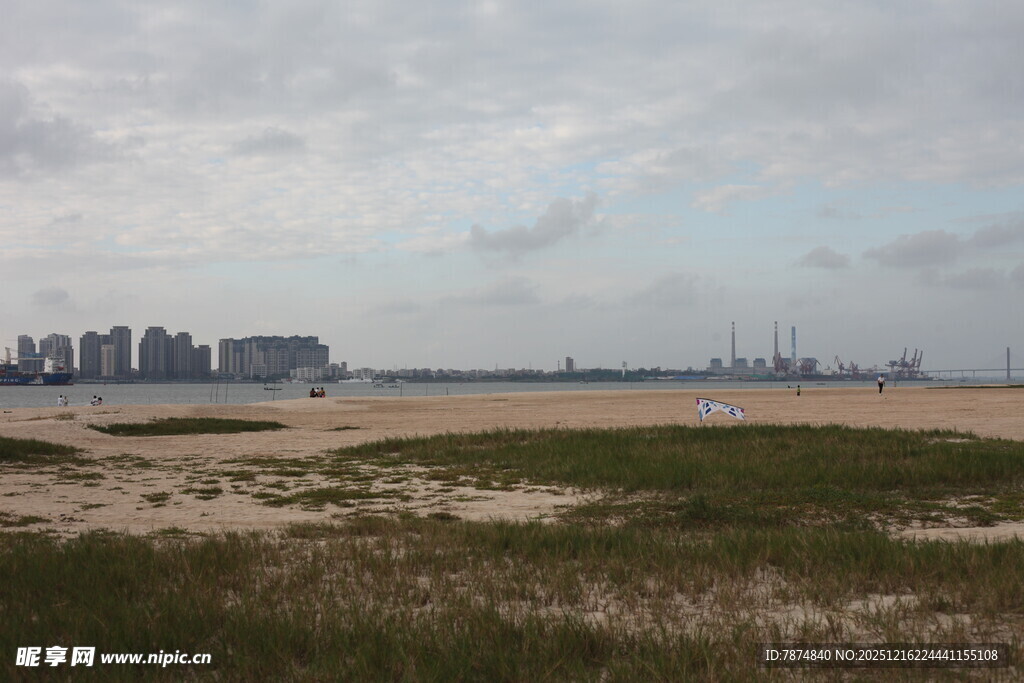 海滨城市远景与开阔沙地