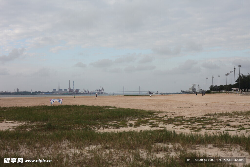 海滨风光远处船只与沙滩