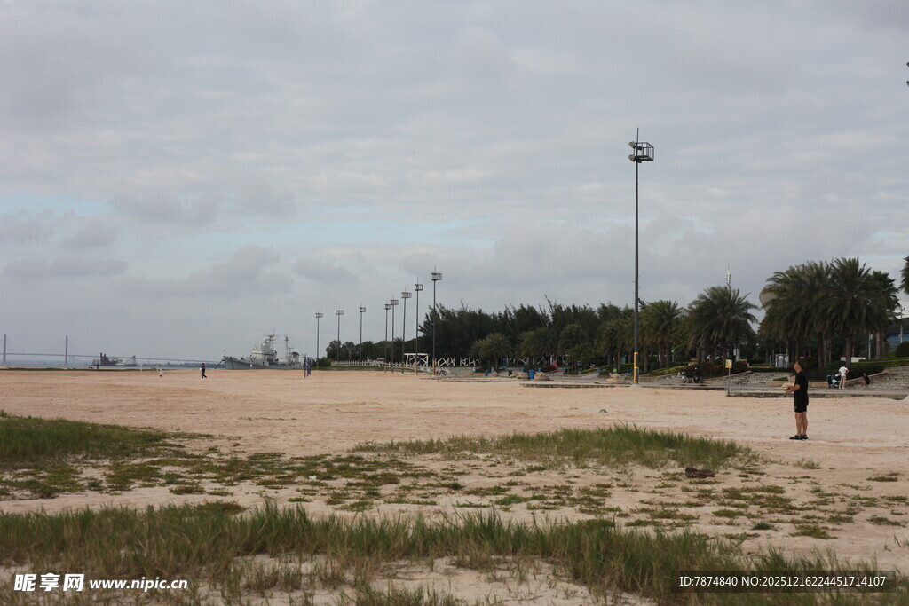 海滩风光一人漫步于沙滩