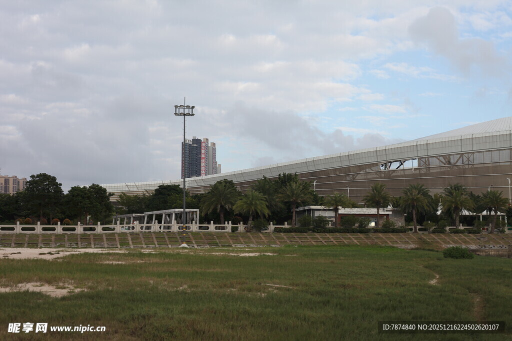 户外开阔场地与远处建筑