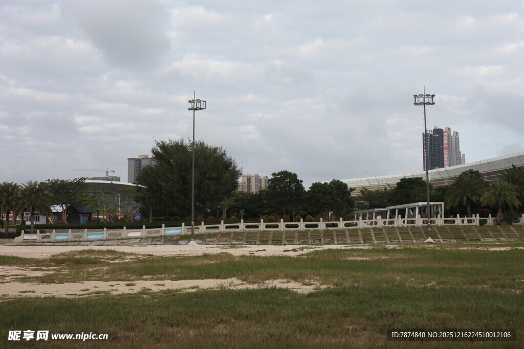 户外开阔运动场场景