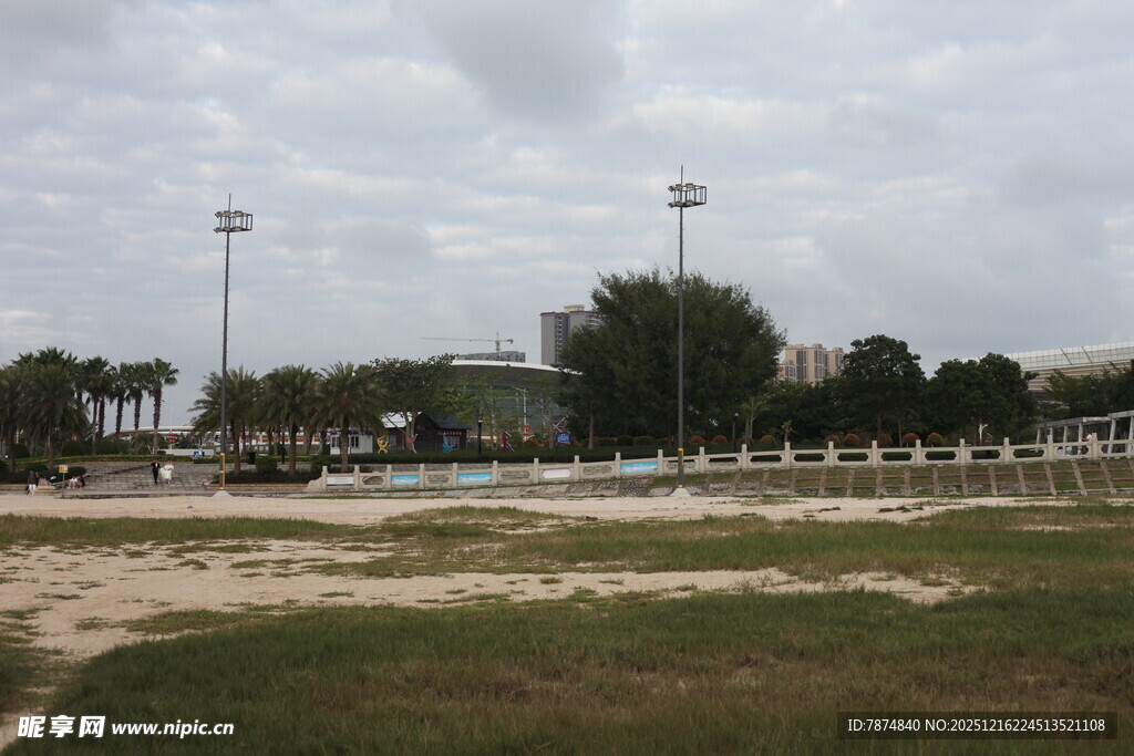 户外开阔场地与远处建筑