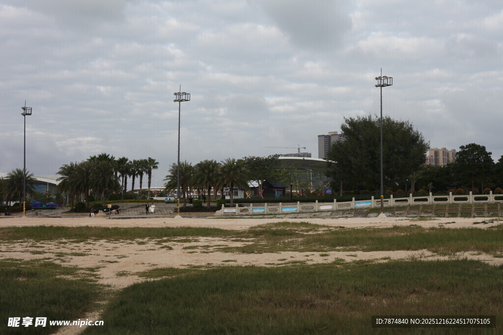 户外空旷运动场场景