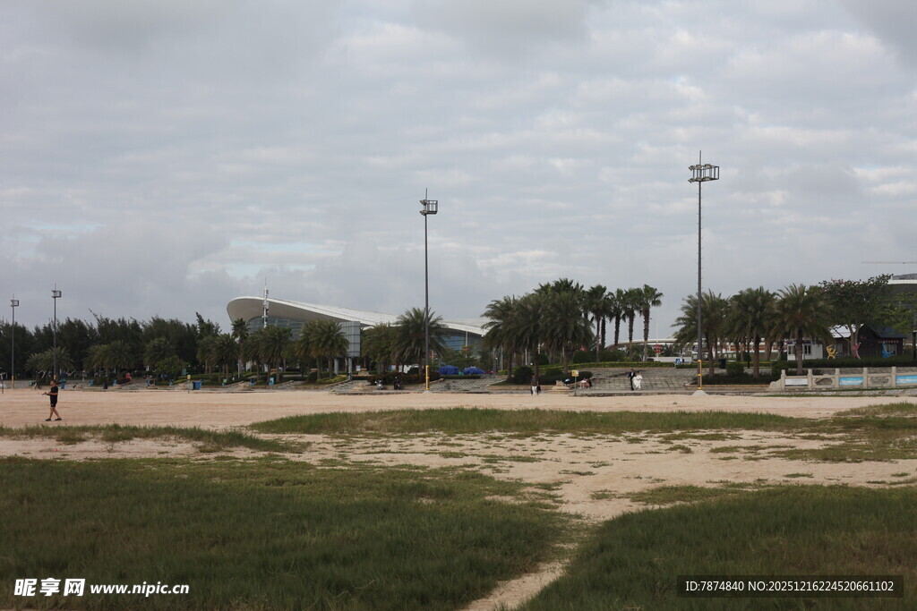 户外开阔运动场地风景