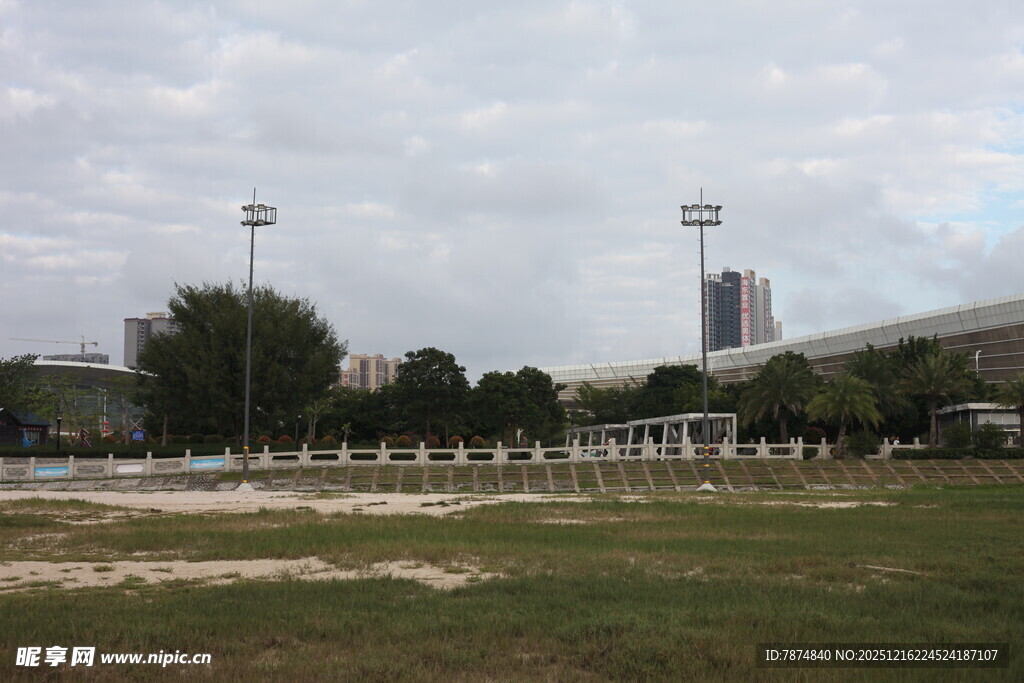 户外开阔场地与远处建筑