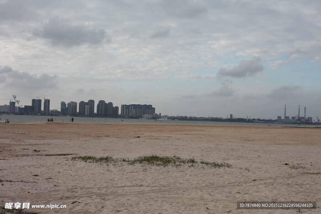 城市边的空旷沙地景观