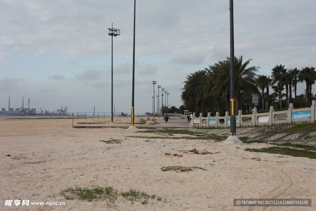 空旷沙滩与远处路灯景观