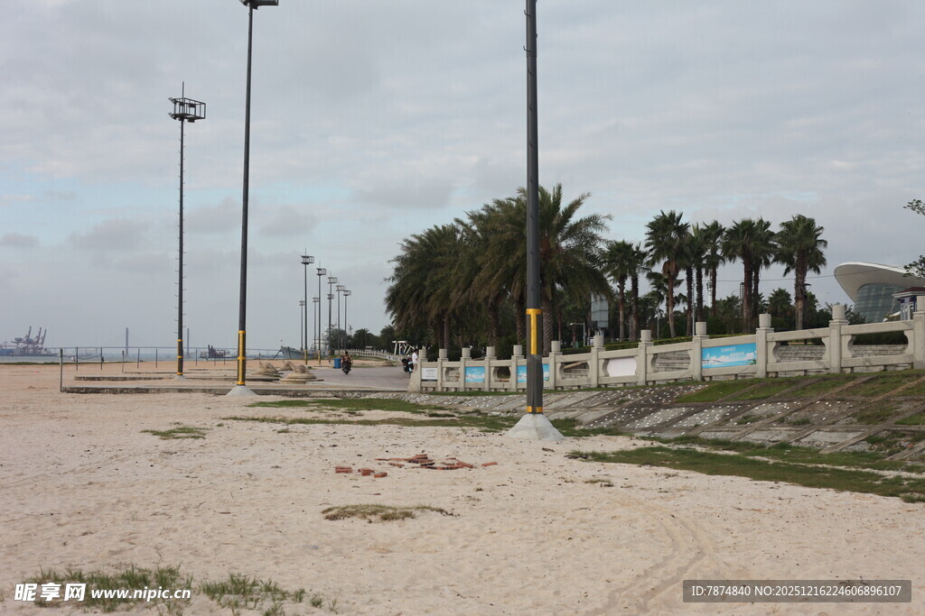 空旷沙滩与远处林立灯杆