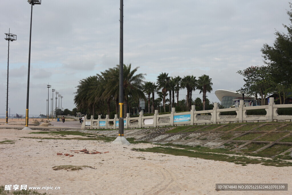 海滨沙滩旁的路灯与围栏