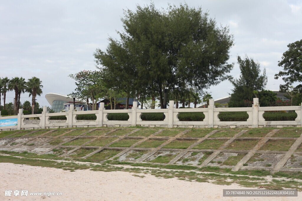 户外白色围栏与绿植景观