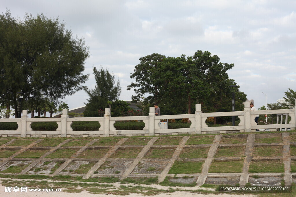 白色护栏与阶梯景观