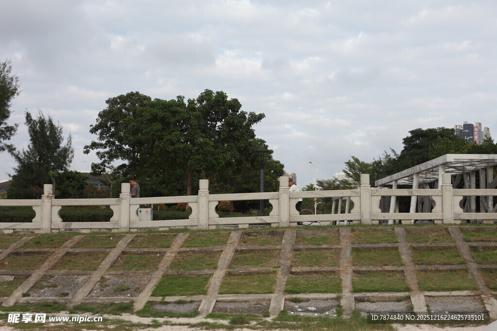 白色围栏旁的开阔场地