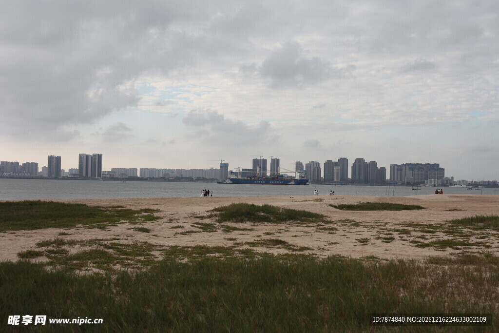 城市边的开阔沙地景观