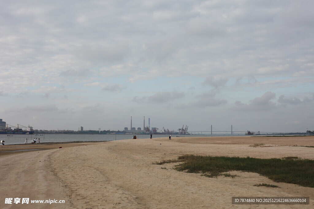 空旷沙地旁的开阔水域景观