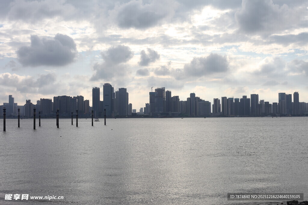 城市天际线与平静水面