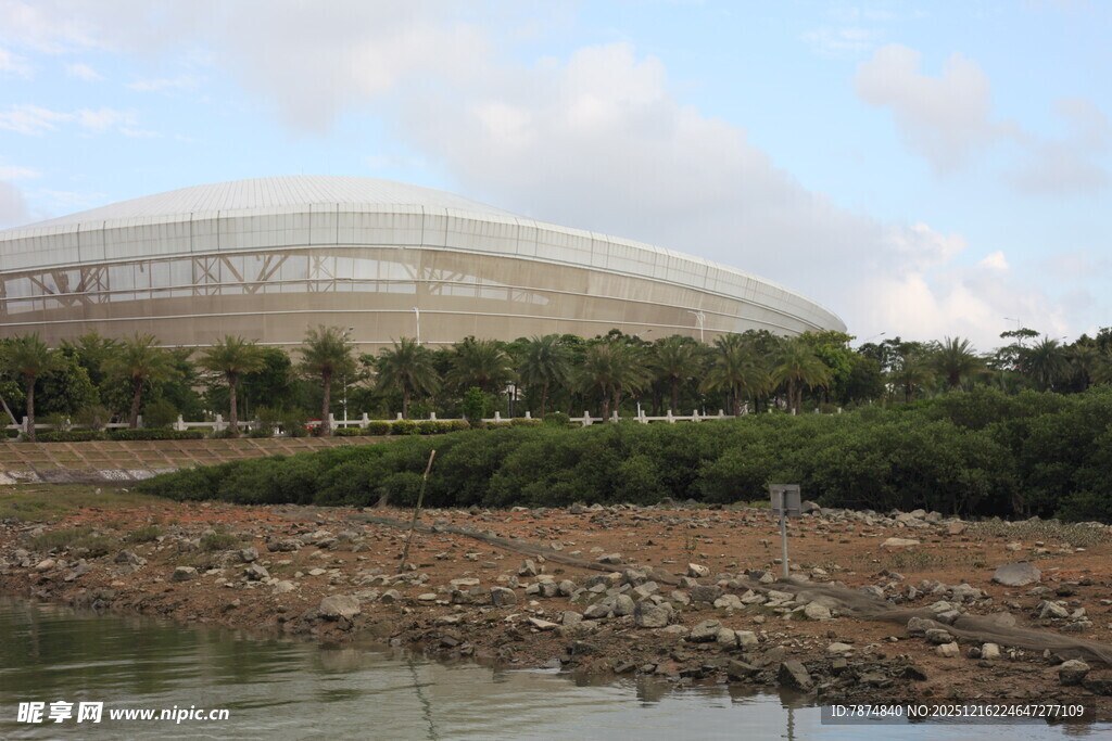 河边的大型体育场建筑