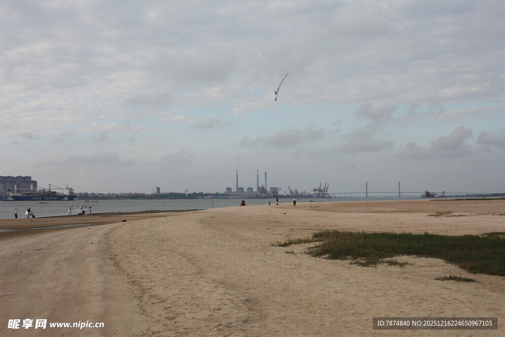 海边空旷沙地远眺景象