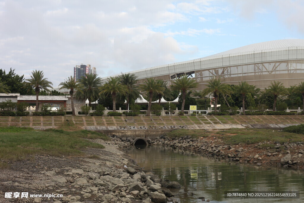 河畔现代建筑景观