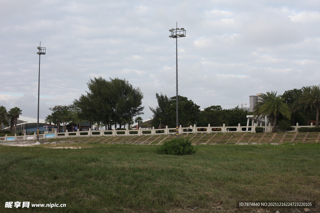 户外开阔场地与照明设施