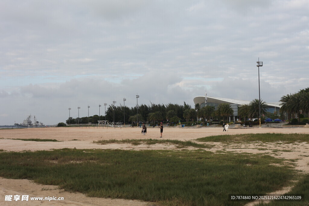 海滨草地休闲场景