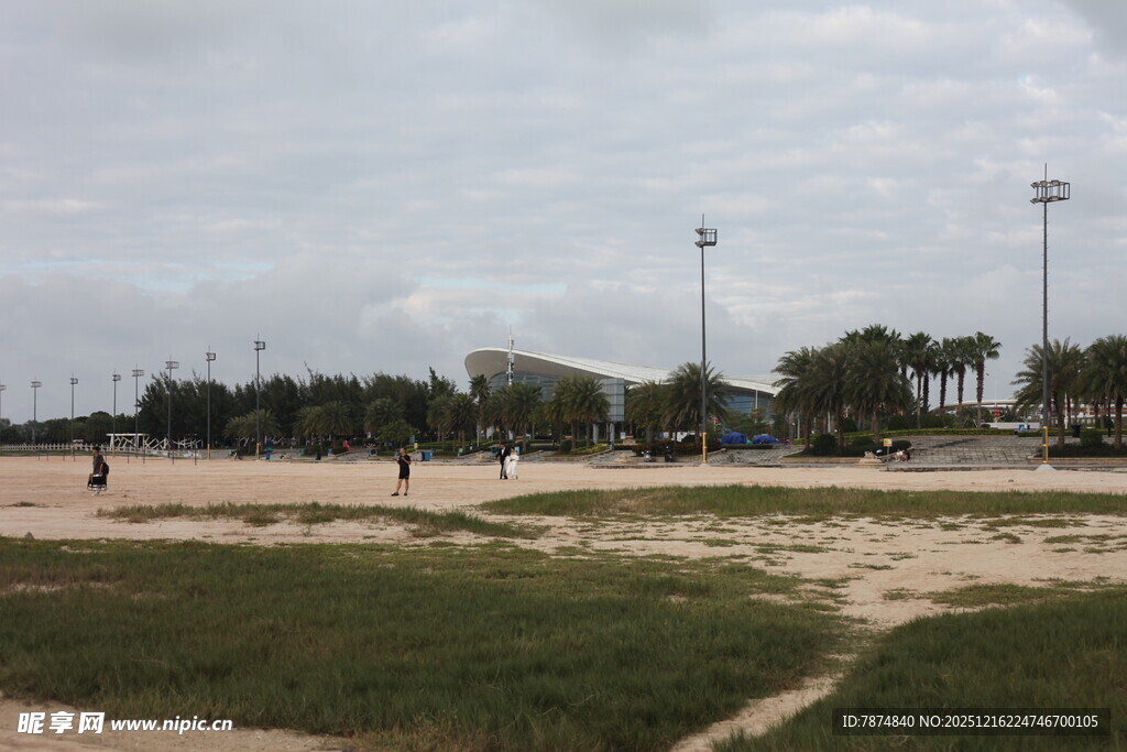 户外开阔场地活动场景