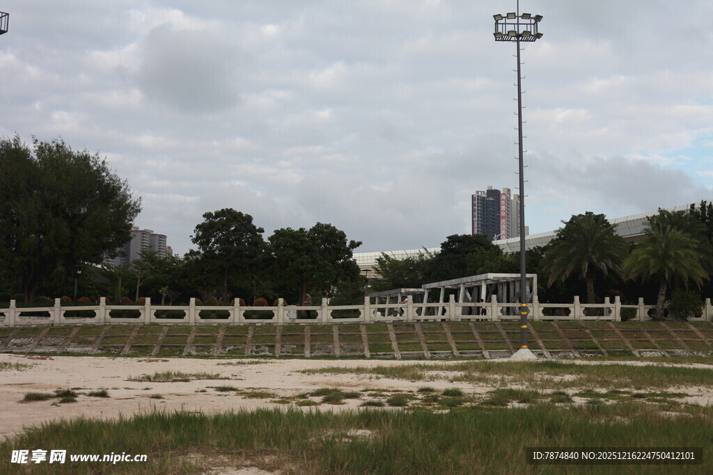 空旷户外足球场场景