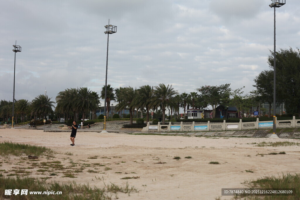 沙滩上的休闲场景