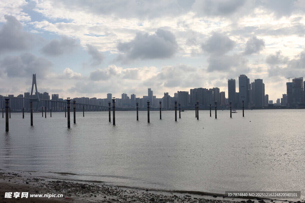 城市水边景观远景