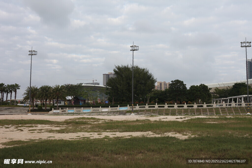 户外空旷运动场场景