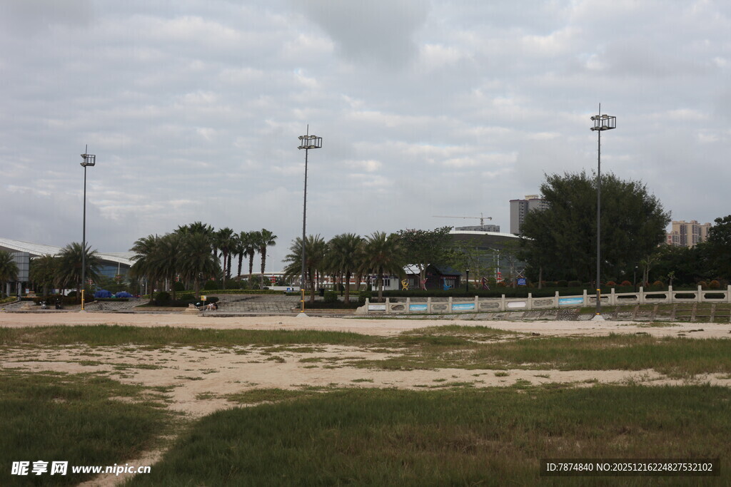 空旷户外运动场场景